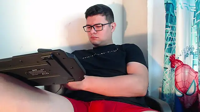 Snapshot of Plug_Control chatting on October 25, 1:45 pm Plug Control online show from October 25, 1:45 pm