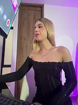 Snapshot of Courtney_gonet chatting on July 18, 10:18 pm Courtney gonet online show from July 18, 10:18 pm