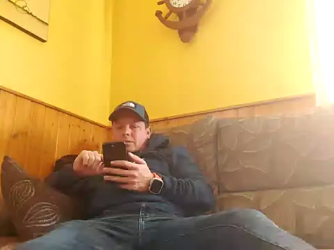 Jose HotLatino online show from March 31, 2:30 pm