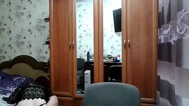 Snapshot of SophieNightAh chatting on February 8, 4:48 pm SophieNightAh online show from February 8, 4:48 pm