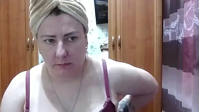 Snapshot of SophieNightAh chatting on February 5, 3:41 pm SophieNightAh online show from February 5, 3:41 pm