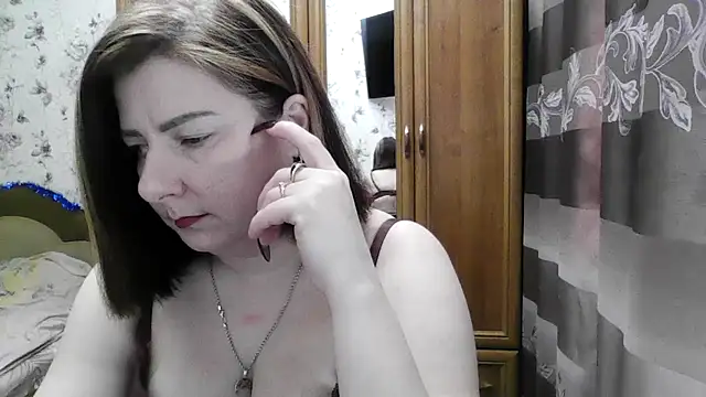 Snapshot of SophieNightAh chatting on January 6, 6:01 pm SophieNightAh online show from January 6, 6:01 pm