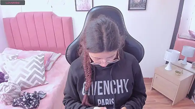 Amy joones online show from December 4, 12:48 pm