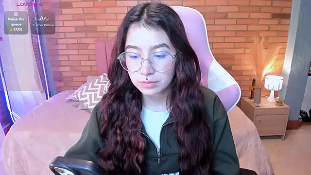Snapshot of Amy_joones chatting on June 2, 11:43 am Amy joones online show from June 2, 11:43 am