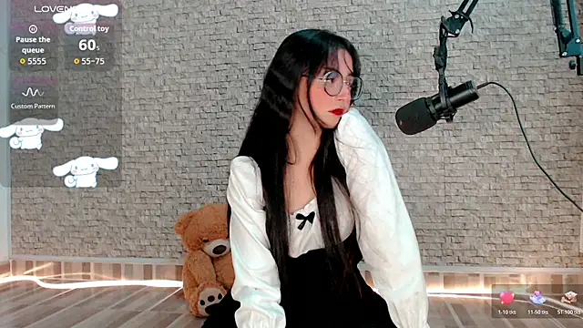 Snapshot of emma_unu chatting on June 21, 2:39 am emma unu online show from June 21, 2:39 am