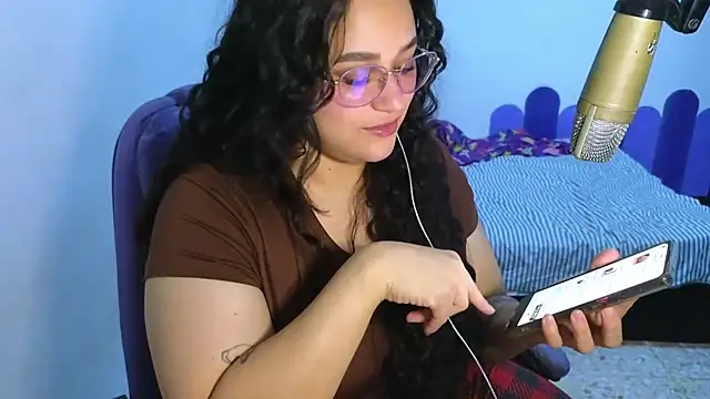 Luciernaga18 online show from April 2, 11:44 pm