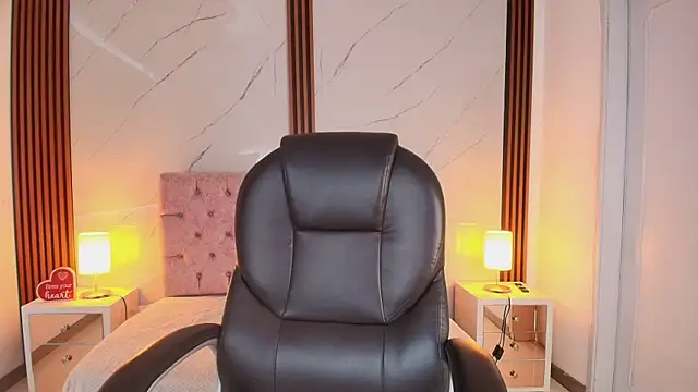 Snapshot of Julianaa_Castro_ chatting on July 14, 12:00 pm Julianaa Castro online show from July 14, 12:00 pm