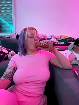 LaskaLeRoomba online show from December 3, 1:54 pm