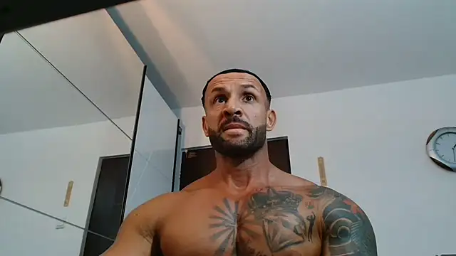 Snapshot of Magnificmuscles89 chatting on June 16, 10:32 pm Magnificmuscles89 online show from June 16, 10:32 pm