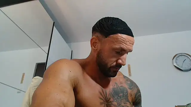 Snapshot of Magnificmuscles89 chatting on June 26, 10:43 am Magnificmuscles89 online show from June 26, 10:43 am