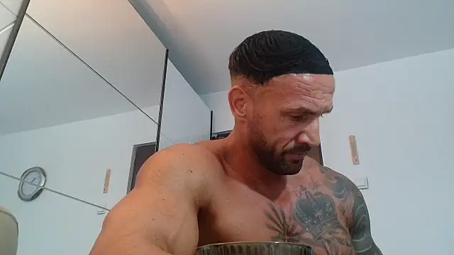 Snapshot of Magnificmuscles89 chatting on July 18, 8:12 am Magnificmuscles89 online show from July 18, 8:12 am