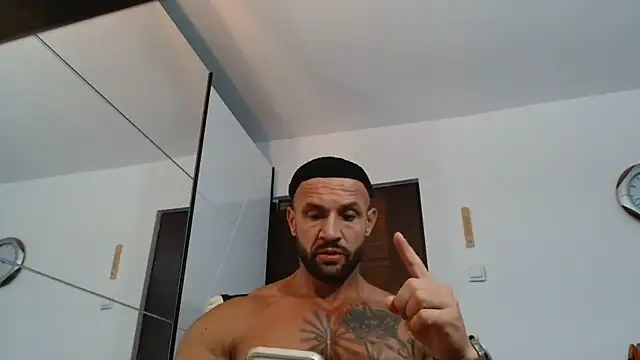 Snapshot of Magnificmuscles89 chatting on June 20, 10:42 am Magnificmuscles89 online show from June 20, 10:42 am