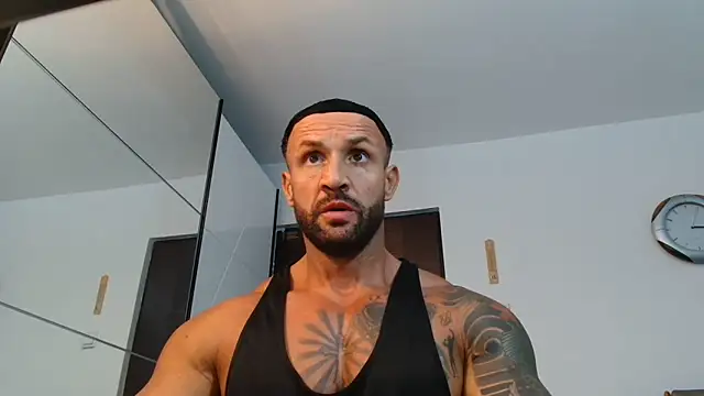 Snapshot of Magnificmuscles89 chatting on June 21, 12:16 am Magnificmuscles89 online show from June 21, 12:16 am