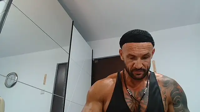 Snapshot of Magnificmuscles89 chatting on August 3, 8:33 am Magnificmuscles89 online show from August 3, 8:33 am