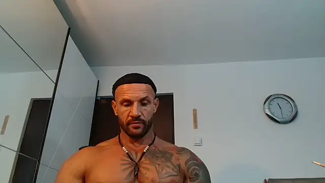 Snapshot of Magnificmuscles89 chatting on August 1, 8:34 am Magnificmuscles89 online show from August 1, 8:34 am