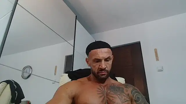 Snapshot of Magnificmuscles89 chatting on July 18, 9:34 pm Magnificmuscles89 online show from July 18, 9:34 pm