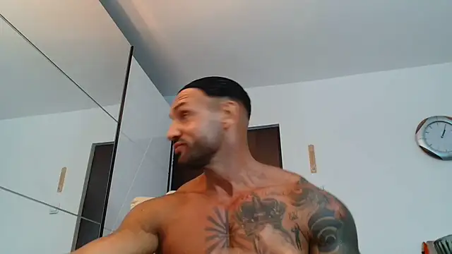Snapshot of Magnificmuscles89 chatting on July 13, 10:25 am Magnificmuscles89 online show from July 13, 10:25 am