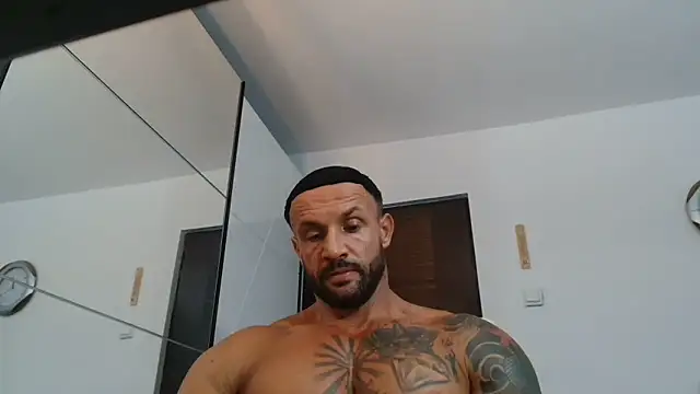 Snapshot of Magnificmuscles89 chatting on June 29, 9:27 am Magnificmuscles89 online show from June 29, 9:27 am