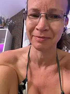 Snapshot of AnnikaRose chatting on June 25, 3:48 am AnnikaRose online show from June 25, 3:48 am