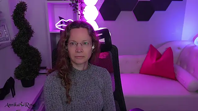 AnnikaRose online show from February 5, 8:32 am