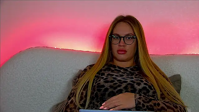 Snapshot of MariaNeumann chatting on March 19, 9:28 am MariaNeumann online show from March 19, 9:28 am