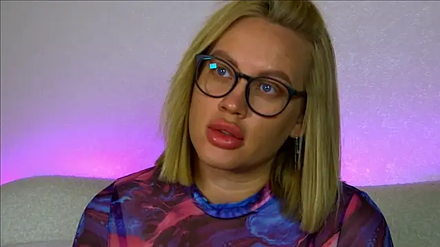 Snapshot of MariaNeumann chatting on October 23, 6:34 am MariaNeumann online show from October 23, 6:34 am