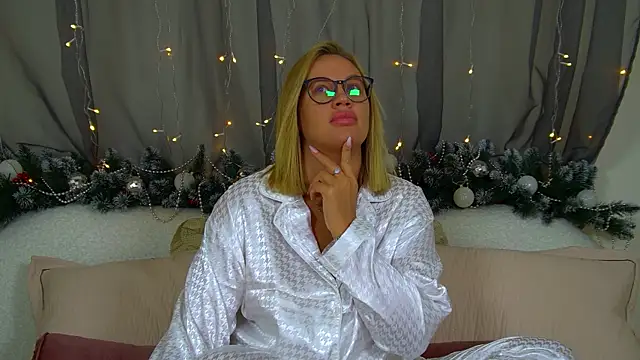 Snapshot of MariaNeumann chatting on December 3, 6:25 am MariaNeumann online show from December 3, 6:25 am