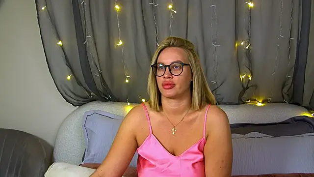 Snapshot of MariaNeumann chatting on October 29, 6:23 am MariaNeumann online show from October 29, 6:23 am