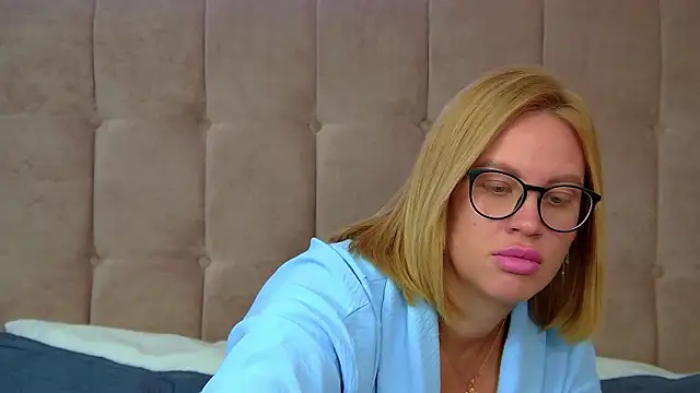 Snapshot of MariaNeumann chatting on October 9, 6:36 am MariaNeumann online show from October 9, 6:36 am