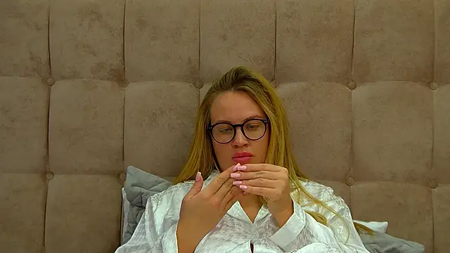 Snapshot of MariaNeumann chatting on March 6, 10:09 am MariaNeumann online show from March 6, 10:09 am