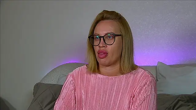 Snapshot of MariaNeumann chatting on October 19, 6:32 pm MariaNeumann online show from October 19, 6:32 pm