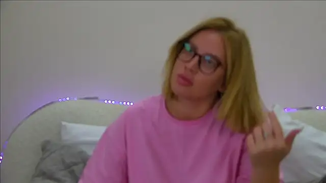 Snapshot of MariaNeumann chatting on September 21, 6:35 pm MariaNeumann online show from September 21, 6:35 pm