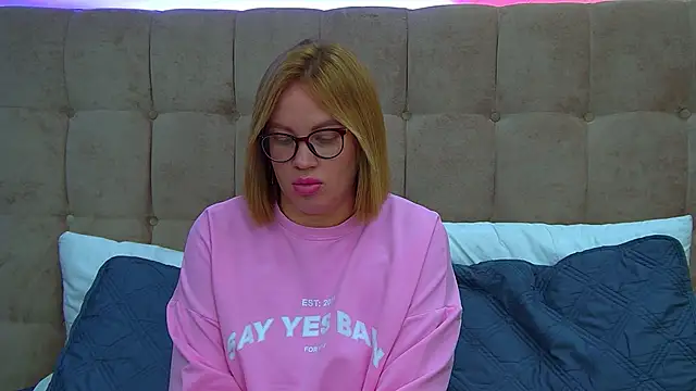 Snapshot of MariaNeumann chatting on September 11, 7:08 am MariaNeumann online show from September 11, 7:08 am