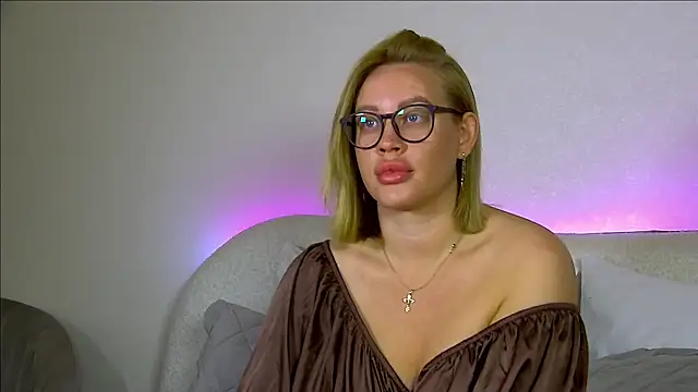 Snapshot of MariaNeumann chatting on October 2, 6:28 am MariaNeumann online show from October 2, 6:28 am