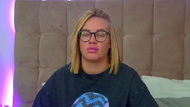 Snapshot of MariaNeumann chatting on November 19, 6:24 am MariaNeumann online show from November 19, 6:24 am