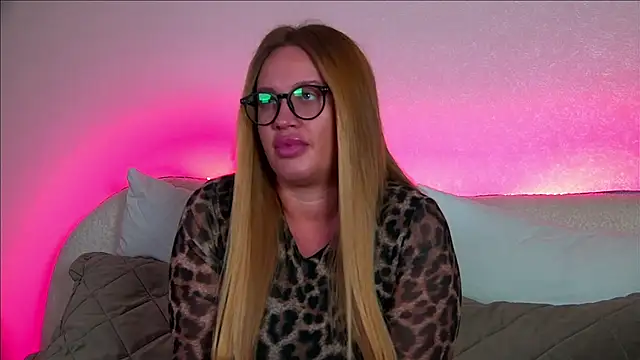 Snapshot of MariaNeumann chatting on March 19, 6:24 am MariaNeumann online show from March 19, 6:24 am