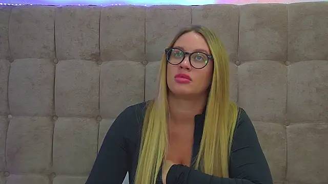 Snapshot of MariaNeumann chatting on March 20, 9:37 am MariaNeumann online show from March 20, 9:37 am