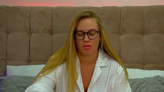 Snapshot of MariaNeumann chatting on March 6, 7:03 am MariaNeumann online show from March 6, 7:03 am