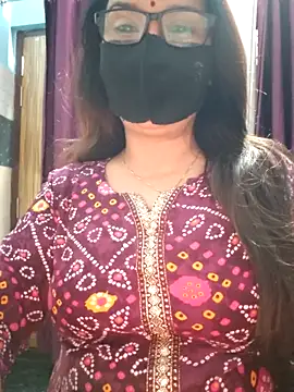 Snapshot of Aishwaryaa_69 chatting on November 13, 8:18 am Aishwaryaa 69 online show from November 13, 8:18 am