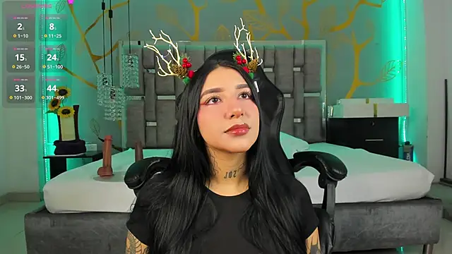 Snapshot of Leiaa_ chatting on December 17, 12:01 am Leiaa online show from December 17, 12:01 am
