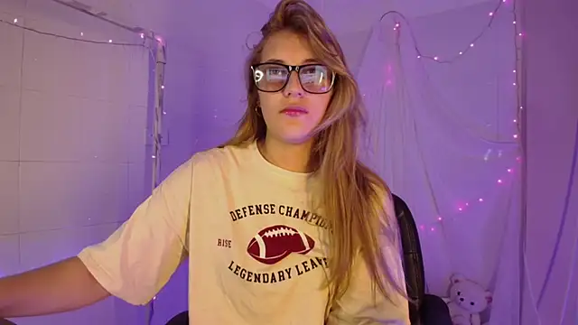 Giia paiige18 online show from November 10, 1:27 pm