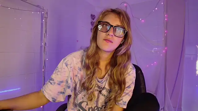 Giia paiige18 online show from November 12, 1:26 pm