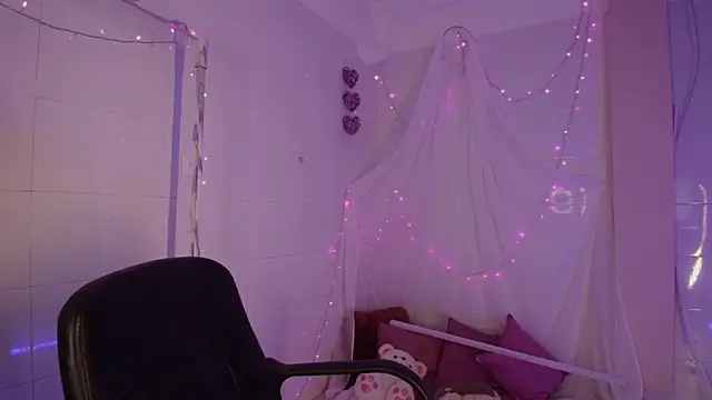 Giia paiige18 online show from February 13, 1:44 pm