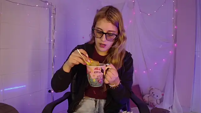 Giia paiige18 online show from November 6, 1:37 pm