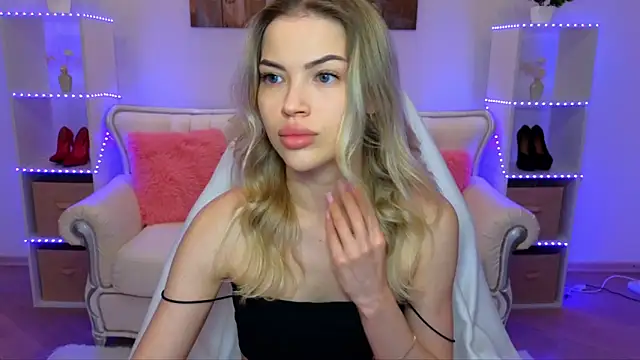 EmmyMills online show from December 1, 7:59 pm