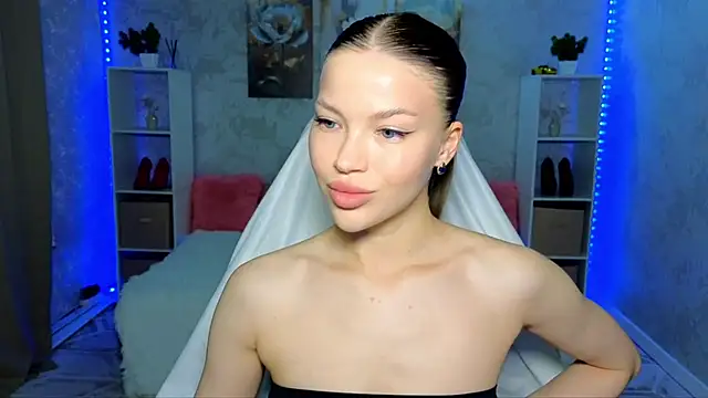 Snapshot of EmmyMills chatting on June 15, 6:18 pm EmmyMills online show from June 15, 6:18 pm