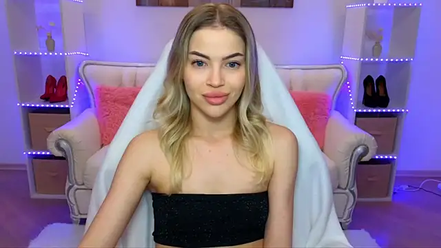 EmmyMills online show from December 2, 8:10 pm