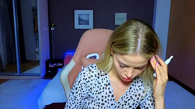 EmmyMills online show from March 17, 9:35 pm