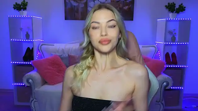 EmmyMills online show from September 25, 8:59 pm