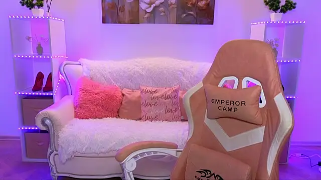 EmmyMills online show from January 13, 6:01 pm